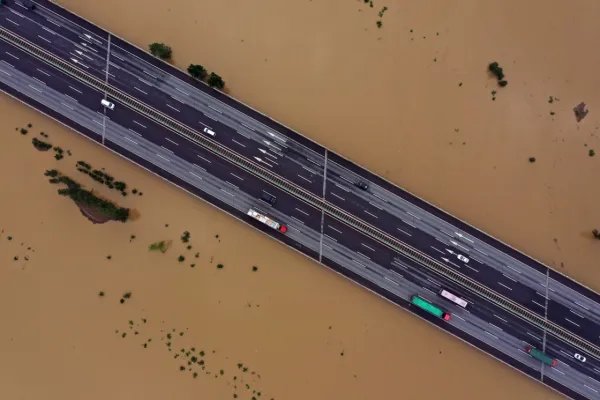 数车石头和多辆大卡车仍未能堵住卫河鹤壁段决堤,这是为什么?