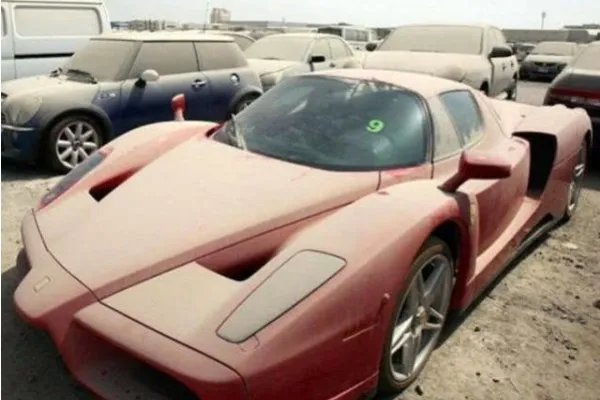 迪拜汽车坟场，豪车堆积，豪车被弃原因为何令人唏嘘？