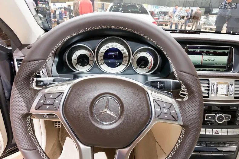 奔驰漏油最新消息 女子66万买奔驰车还没开就漏油了