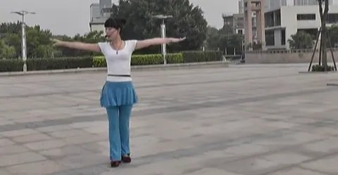 广场舞泉水叮咚响分解动作