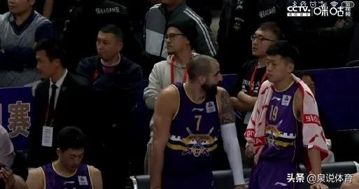 北控遭绝杀后，场边的杨毅难掩失落！他不是解说员吗？为什么不保持中立的态度呢？