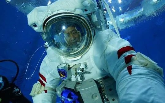 航天员拎着的小箱子是什么 航天员小箱子里面装什么东西