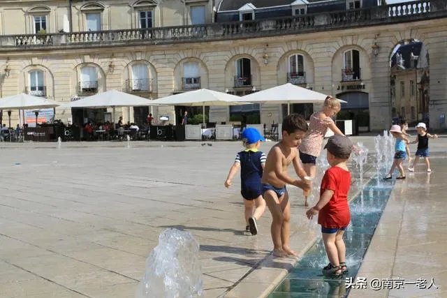 黄果树景区两名游客遇难，报道称园区才立警示牌，这到底是游客的责任还是园区呢？