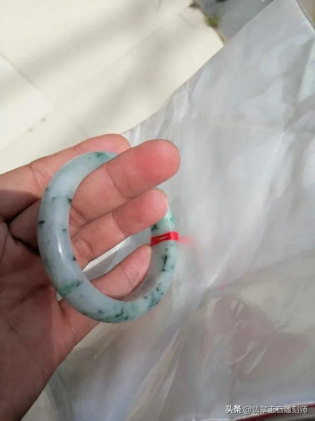 大家帮忙看看这手镯是真玉吗？