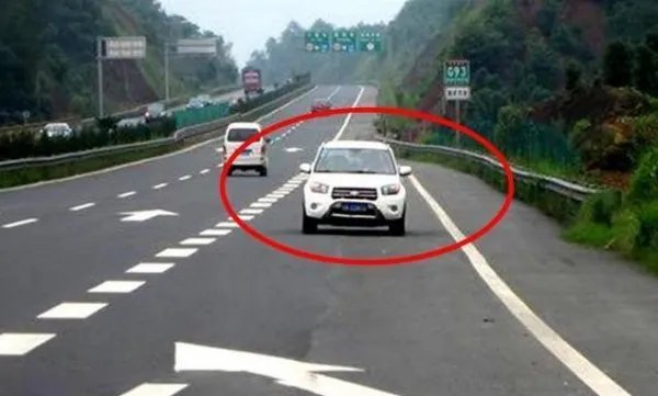 在高速公路上逆行扣多少分？