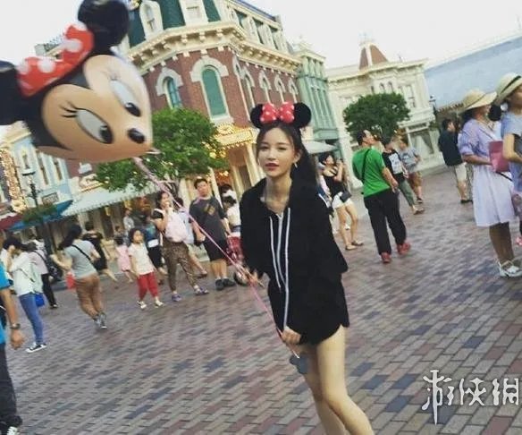 王思聪新恋情坐实：嫩模女友嘟嘴卖萌短裙显纤细美腿