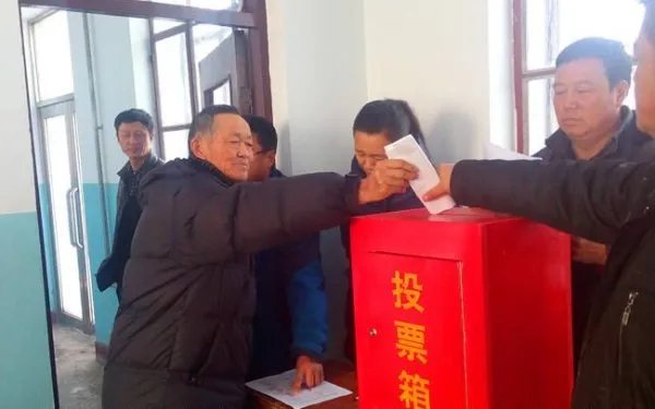 陕西一村委会换届选举票箱被踩情况如何？