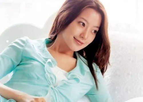 金喜善整容前后照片曝光 女儿太丑遭吐槽