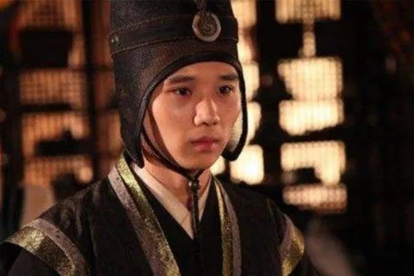 为何说何皇后是中国古代历史上，靠送礼而买来的皇后？