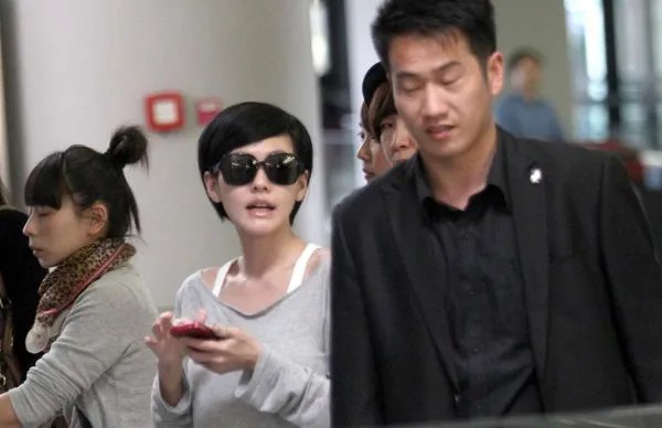 老公流连夜店，小S再次发声力挺，为什么我们总爱得如此卑微？