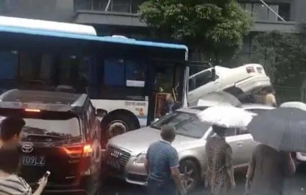 现场画面曝光！公交车冲入花坛司机身亡，是什么酿成了这起惨剧？