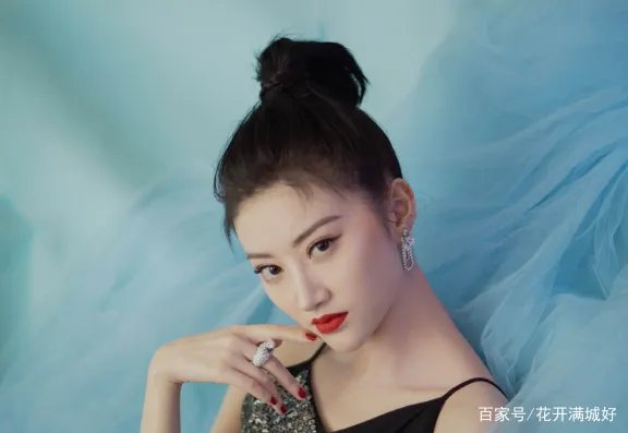 成龙不敢碰她，甄子丹想搂没搂到，王思聪不敢撕，却被任嘉伦吻了，她是谁？