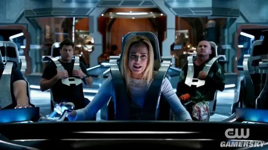 DC神剧《明日传奇》第4季首曝预告 渣康激吻男友大秀性感胸肌