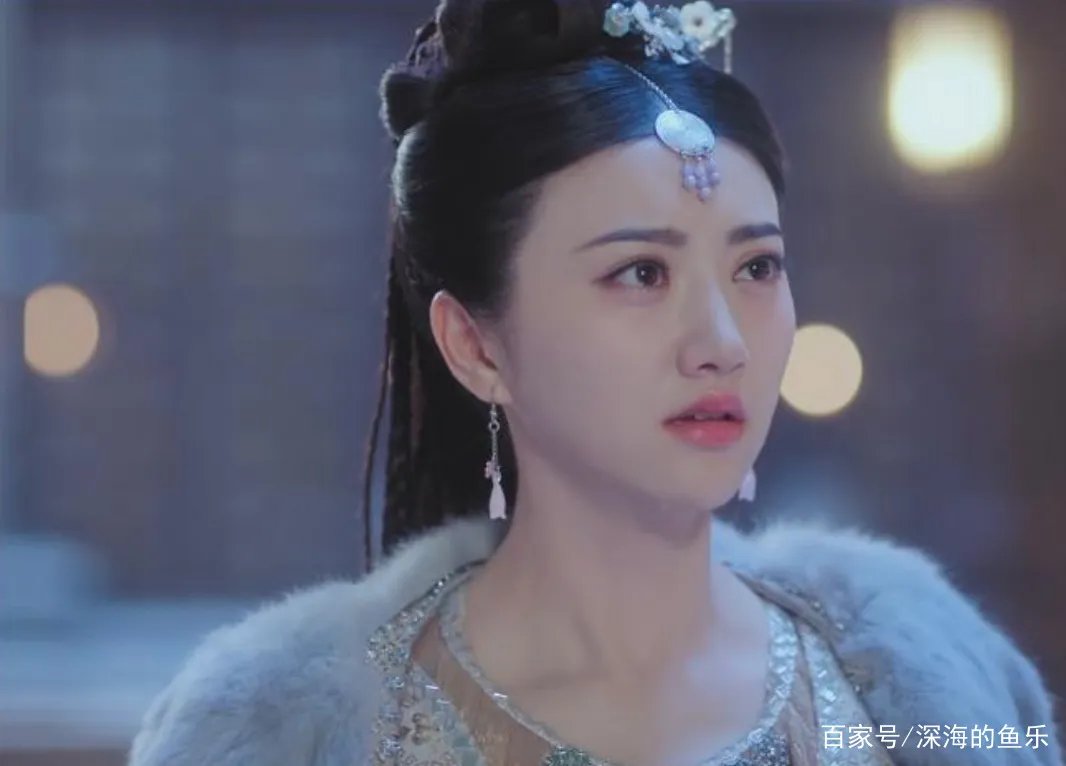 成龙不敢碰她，甄子丹想搂没搂到，王思聪不敢撕，却被任嘉伦吻了，她是谁？