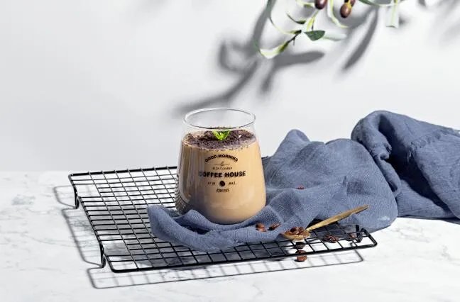 秋天的第一杯奶茶说说