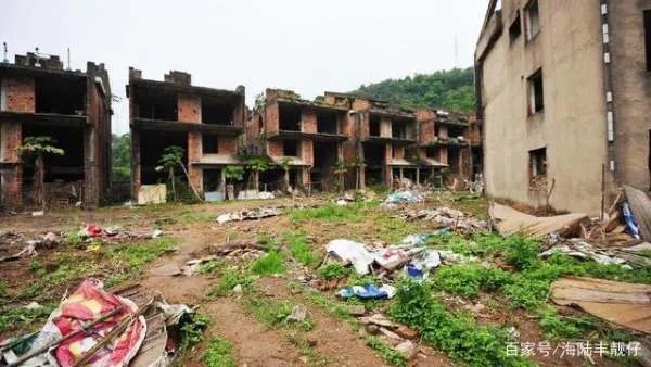 深圳124栋烂尾别墅群荒废已久,有人居住种菜,网友众说纷纭,你怎么看?