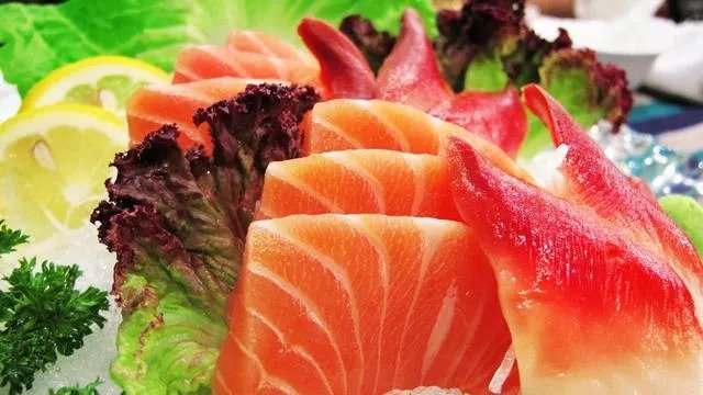 各地纷纷下架三文鱼，现在三文鱼还能吃吗？