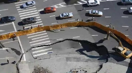 长春一在建地铁口附近发生道路塌陷了吗？