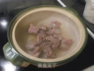 瓦煲萝卜排骨汤--夏日靓汤