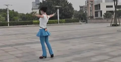 广场舞泉水叮咚响分解动作