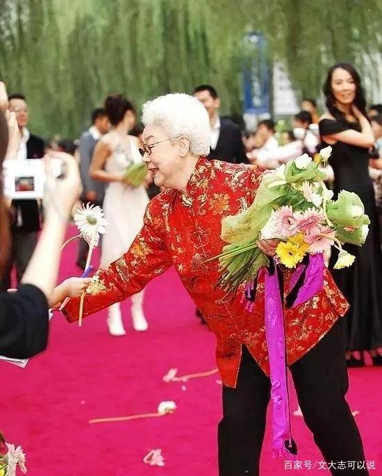 田华：从贫民女到艺术家，一家四口皆患癌去世，今92岁为何仍要挣钱养家？