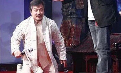 成龙给向华强下跪一小时 向太发誓子虚乌有