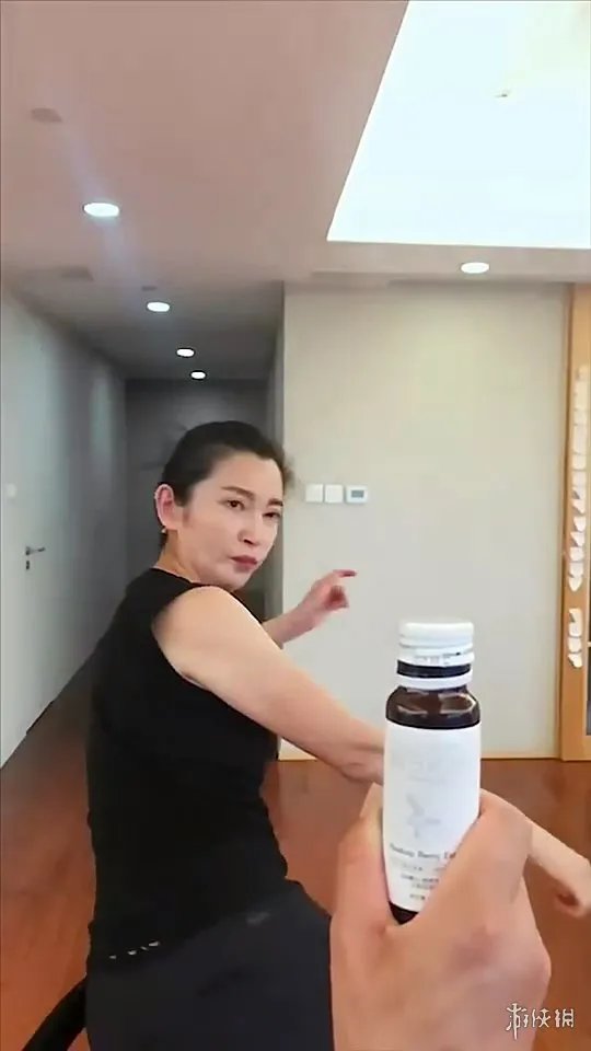 女星李冰冰”踢瓶盖“挑战成功 动作实在太帅了！