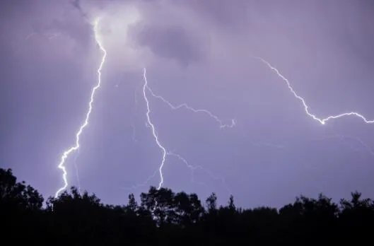 美国加州72小时内遭上万次雷击是怎么回事 雷击引发加州300多起火灾