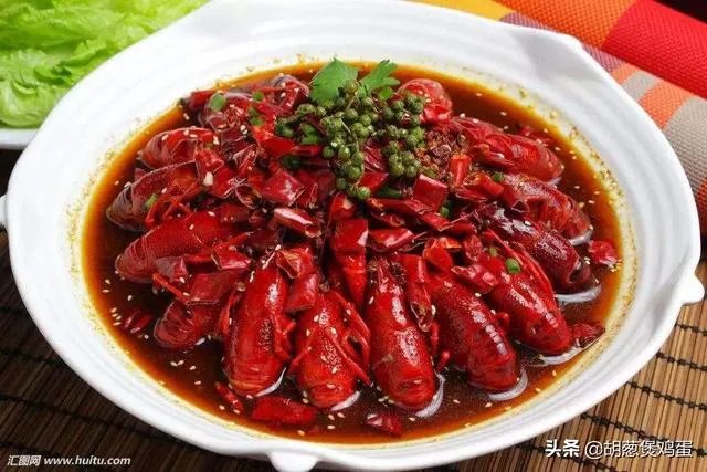 养殖户们连叫亏本,消费者们又大呼吃不起,小龙虾困境如何破解?