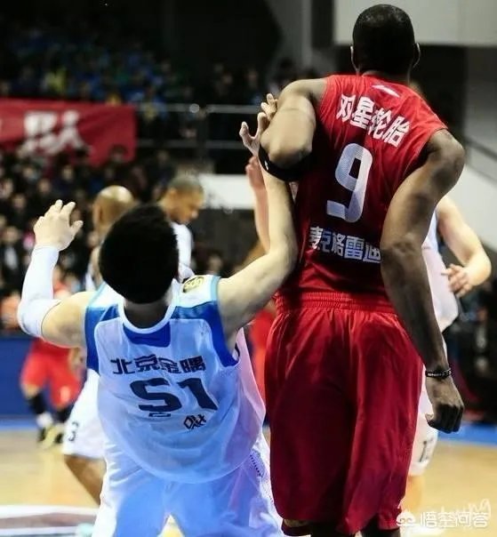 吉喆对麦迪摇手指