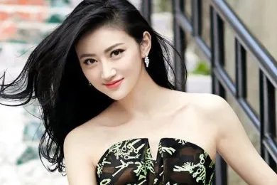 成龙不敢碰她，甄子丹想搂没搂到，王思聪不敢撕，却被任嘉伦吻了，她是谁？