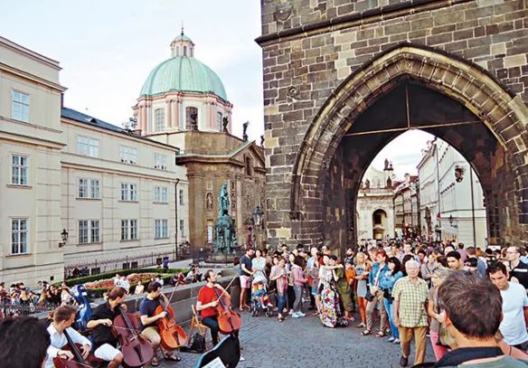 去欧洲旅游是跟团好还是自助好？