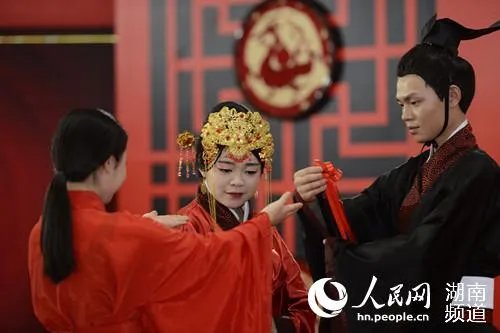 湖南辛追夫人婚礼重现 汉服穿越２千年依旧精致华美