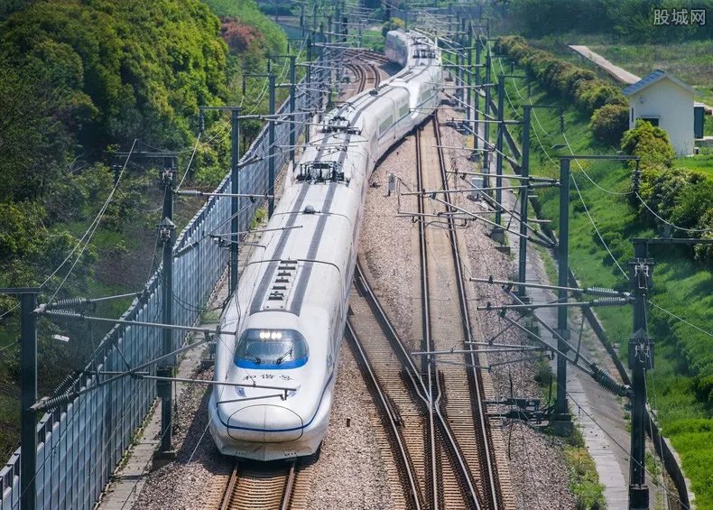 动车吸烟车速骤降 仅罚款600元并未对进行限乘处理