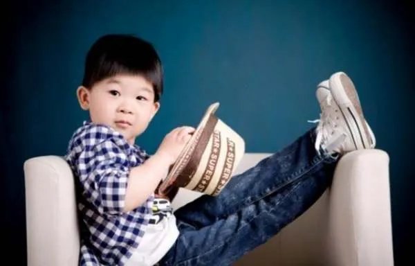 演员王天泽如今生活照，11岁时就已出演六十多部作品，你还记得吗？