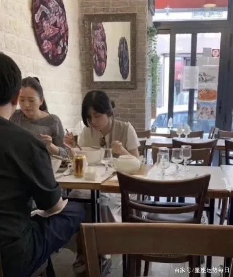 素颜现身街头的巩俐，是什么样的状态？