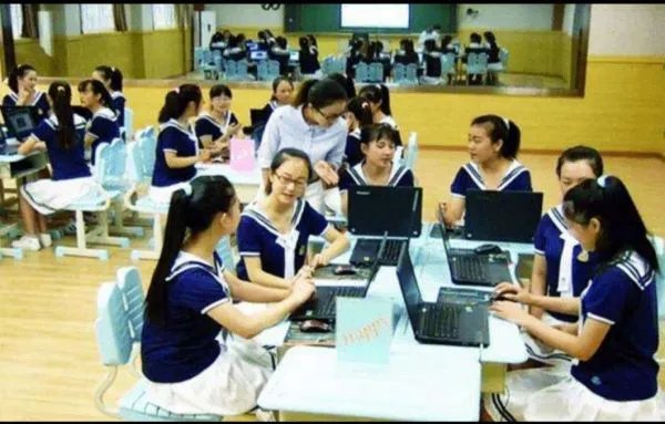 教授演讲拿黑洞讲黄段子被上课女生现场怒怼，女生的做法是否有不妥之处？