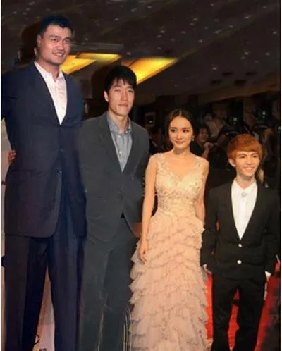 姚明郭敬明合照曝光 姚明和郭敬明身高对比图