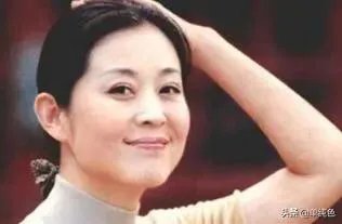 大家觉得佟丽娅主持春晚怎么样？