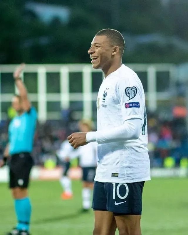 姆巴佩与巴黎圣日耳曼续约，皇马太穷还是姆巴佩太贪婪？