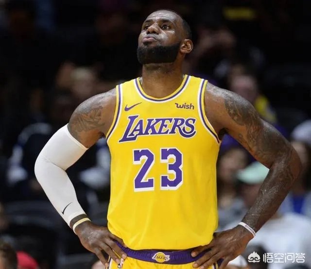 霍华德再晒照，野球场晒肌肉，35岁的他弹跳依然不减当年，新赛季他能助詹皇夺冠吗？