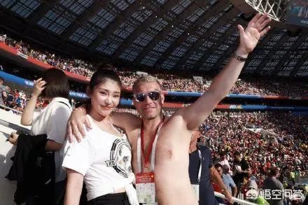 徐冬冬现场观看世界杯，丹麦球迷脱掉上衣索要拥抱，你是怎么看这件事的？