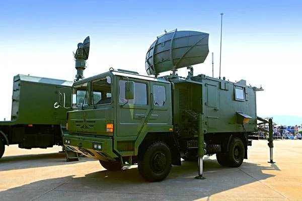 小伙怒斥在军舰旁穿和服拍照女子，你觉得女子真的有错吗？