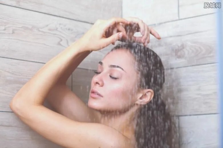 东莞工厂女工洗澡被偷窥 偷拍者竟然是老板