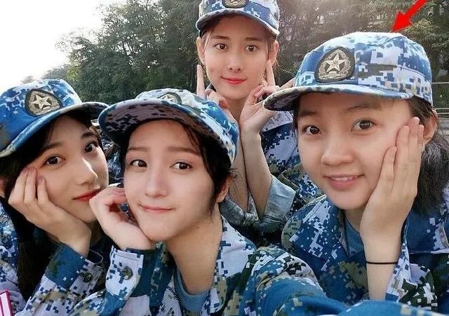 林妙可军训跟同学合影，为什么能凭学生气圈好感？