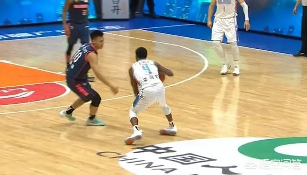 疆粤大战，亚当斯运球崴脚，为何主场球迷要骂赵睿？你怎么看？