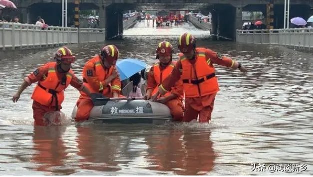 在新乡下大暴雨停车哪里比较安全？
