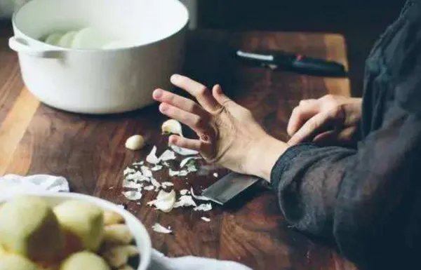 如何看待「糖葫芦小贩用唾液沾芝麻被拍下」一事？