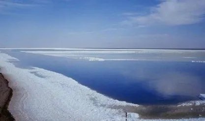 察尔汉盐湖：中国矿化度最高的湖泊，矿化度大于35克/升