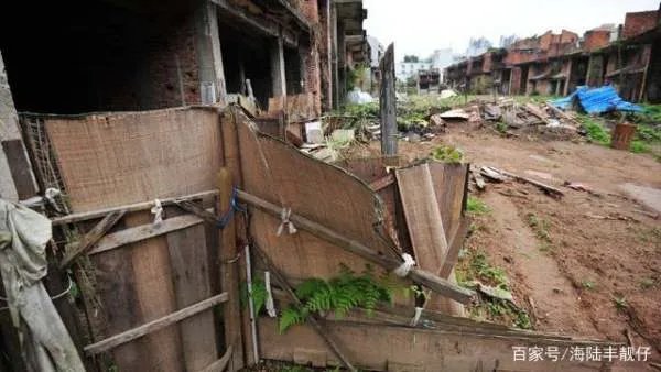 深圳124栋烂尾别墅群荒废已久,有人居住种菜,网友众说纷纭,你怎么看?